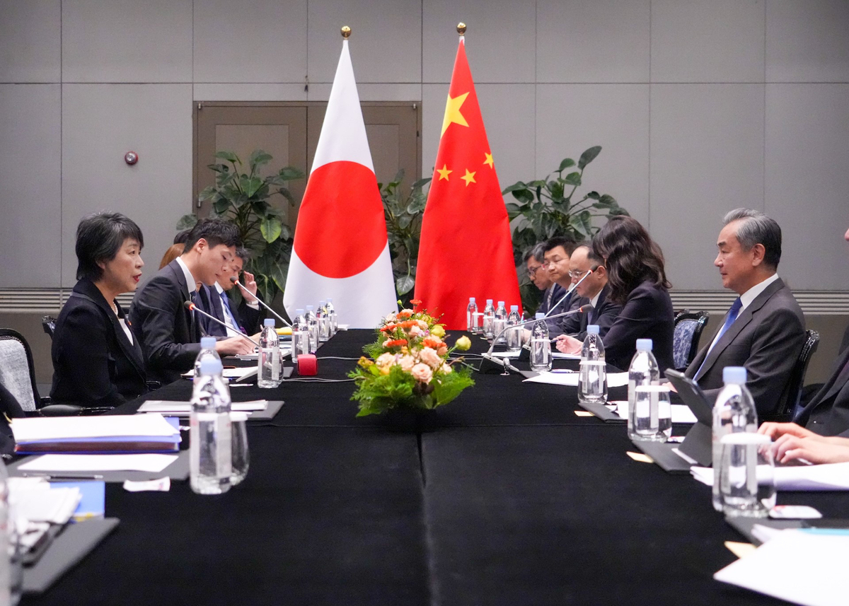 日本外相上川陽子（左）與中國外長王毅（右）25日在韓國釜山舉行雙邊會談。 圖：翻攝日本外務部推特