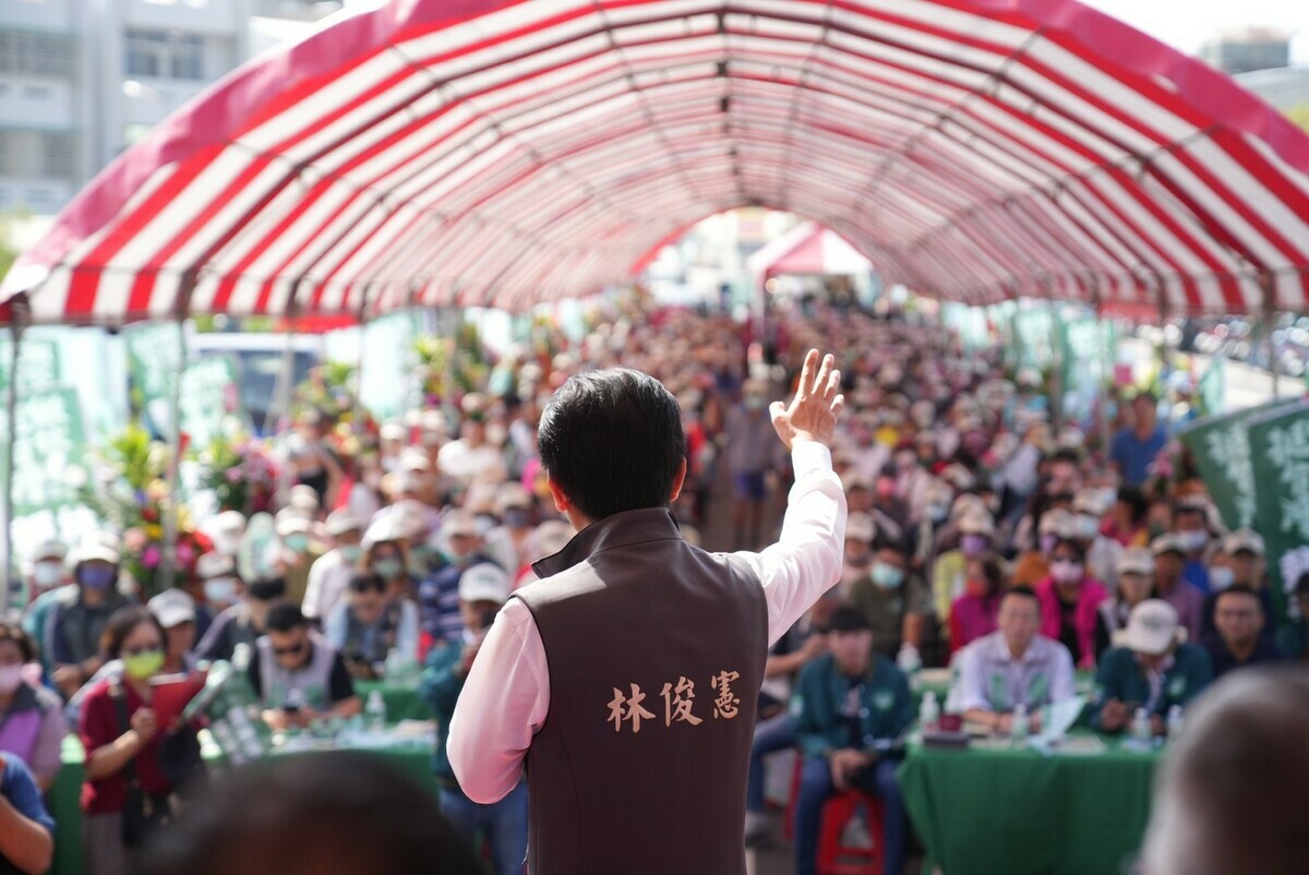 立委林俊憲，今日在綠營深耕有成的南區灣裡成立「賴清德、林俊憲聯合競選後援會」，吸引在地選民熱烈參與展現基層聲勢。 圖；黃博郎／攝