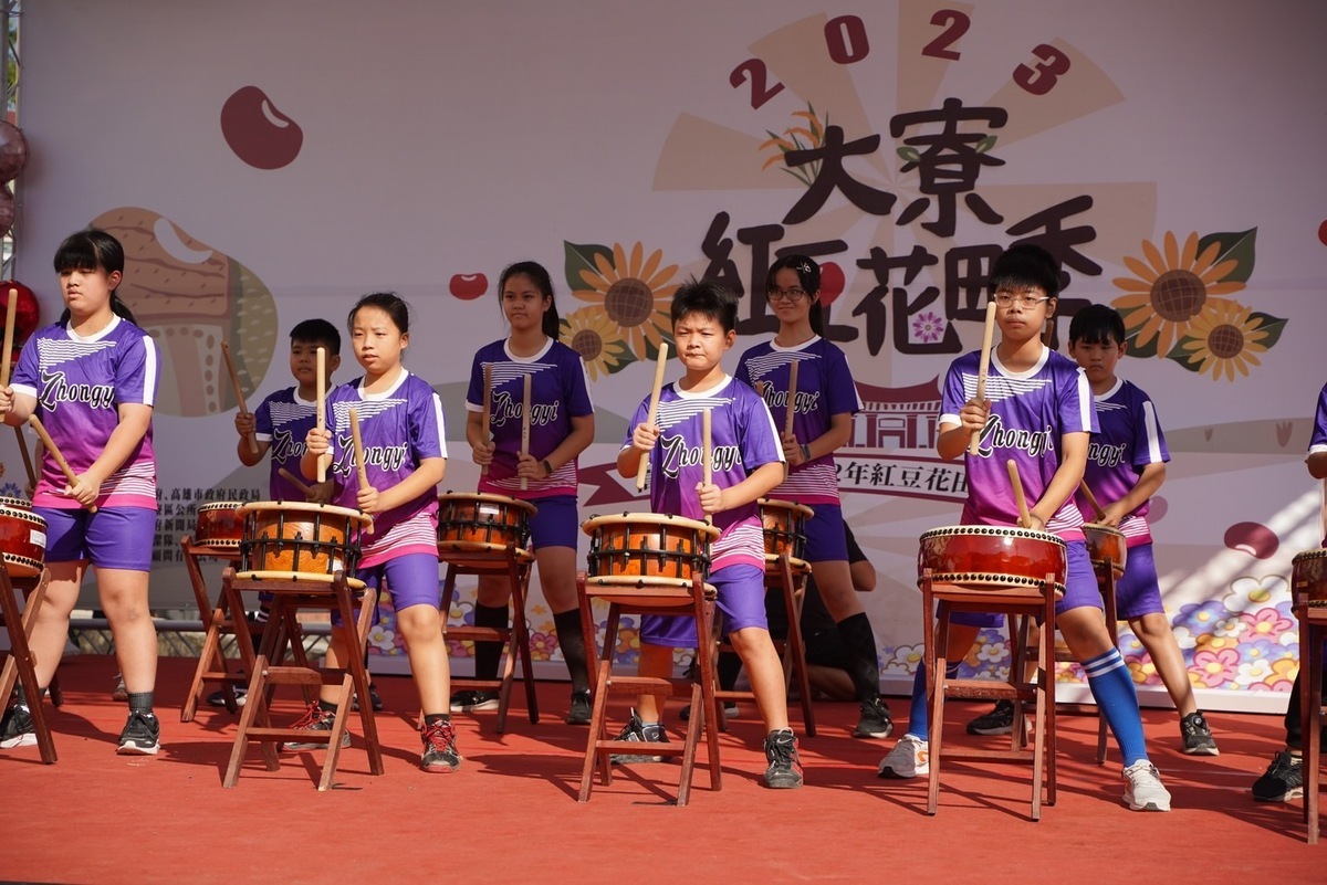 忠義國小太鼓隊開場。 圖：高雄市大寮區公所/提供
