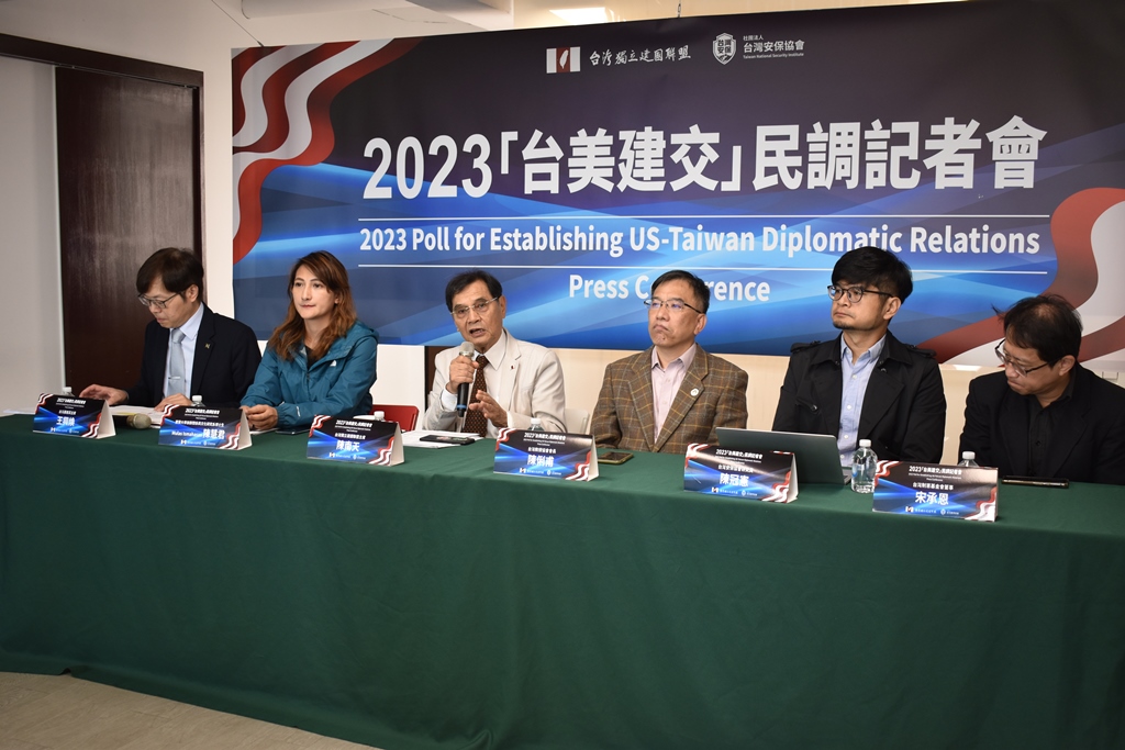 獨盟今日公布2024總統候選人民調，獨盟主席陳南天(左三)、台灣制憲基金會董事宋承恩、台北市議員苗博雅、台灣安保協會研究員陳冠憲、台灣教授協會會長陳俐甫(右三)、台灣基進黨主席王興煥(左一)、東華大學族群關係與文化研究系博士生Mulas Ismahasan陳慧君等人出席記者會參與解析這份民調。 圖：台灣獨立建國聯盟提供