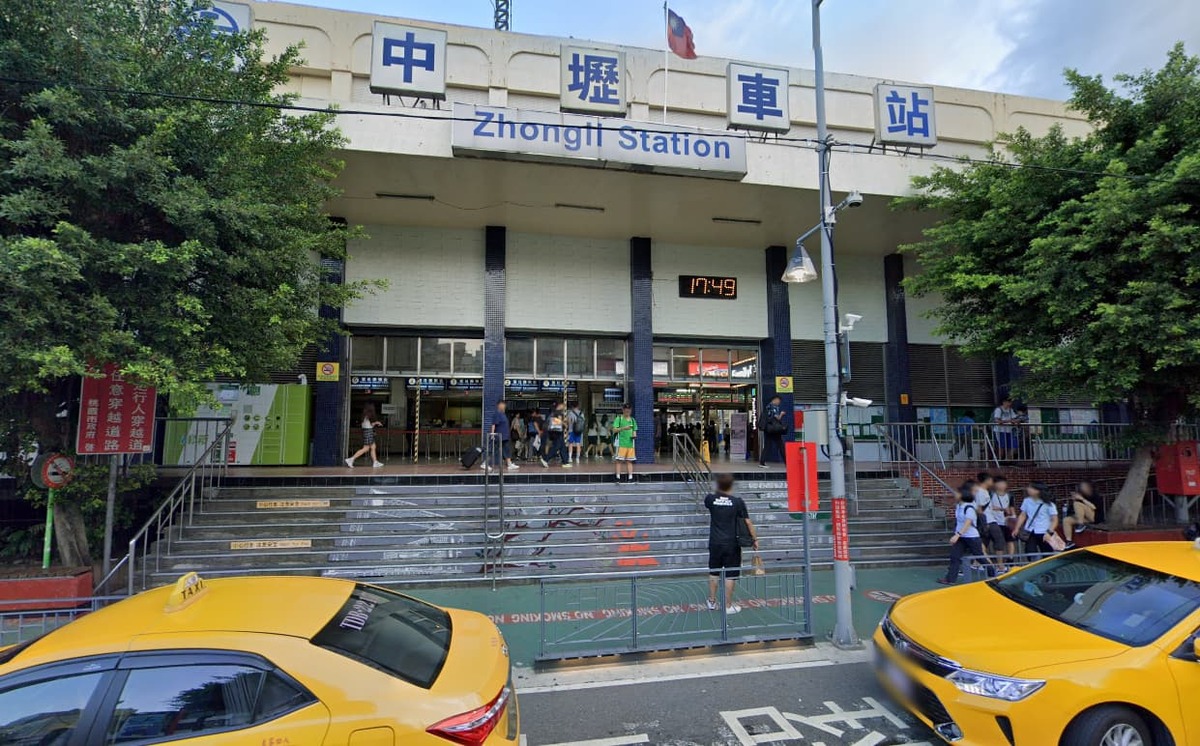 桃園中壢火車站是台鐵的一等站，吞吐量高，不過因長年施工及動線不良，被民眾戲稱為全台最醜車站。 圖：翻攝自Google map