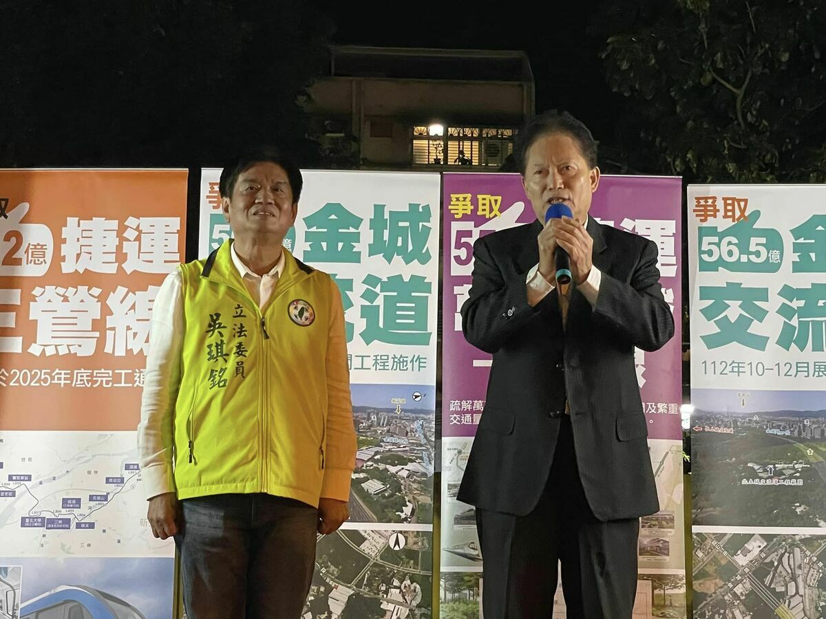 與郭台銘友好的前國民黨立委盧嘉辰（右），突然現身為民進黨立委參選人吳琪銘（左）站台，為選情投下震撼彈。 圖：取自吳琪銘臉書