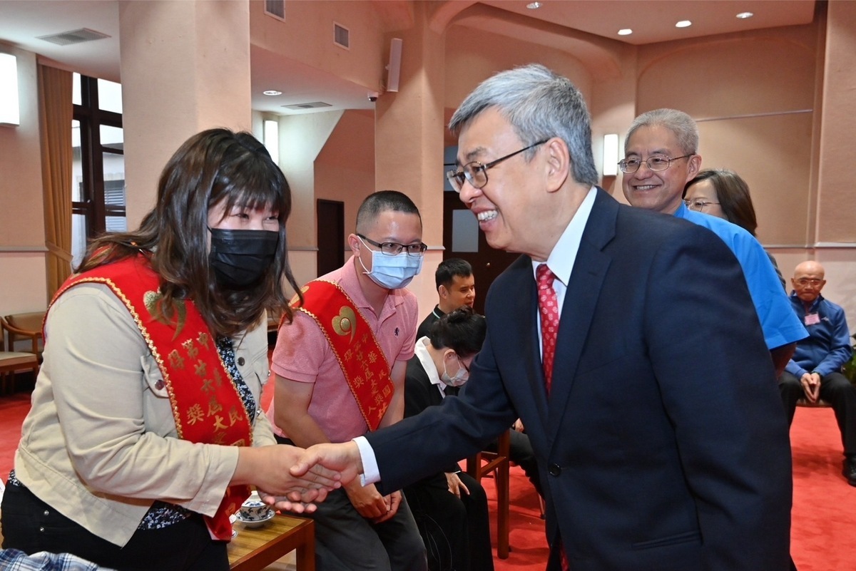 行政院長陳建仁今（27）日接見第26屆大愛獎得獎人一行時表示，得獎人除了用心照顧身心障礙子女與家人外，也積極推動身心障礙者友善職場環境，讓社會了解身心障礙者的潛能與努力，使台灣社會充滿愛與良善的循環。 圖：行政院提供