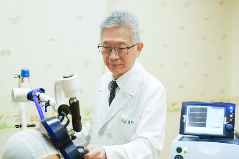 台北慈濟醫院看身心醫學科李嘉富醫師表示，強造症如果服用藥物半年以上仍未改善，可以向身心科醫師反映並尋求更適合的治療計畫。 圖：台北慈濟醫院／提供