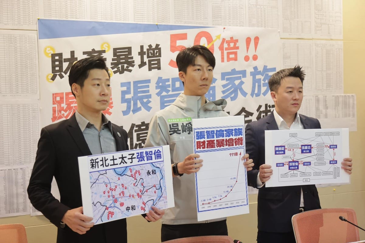 民進黨新北市中和區立委候選人吳崢（中）今（27）日與無黨籍立委林昶佐（左）、政論名嘴李正皓（右）在立法院召開「財產暴增50倍，踢爆張智倫家族百億身家鍊金術」記者會，質疑國民黨前立委張慶忠家族從政30年來的身家財產以及複雜的政商網絡。 圖：取自林昶佐臉書