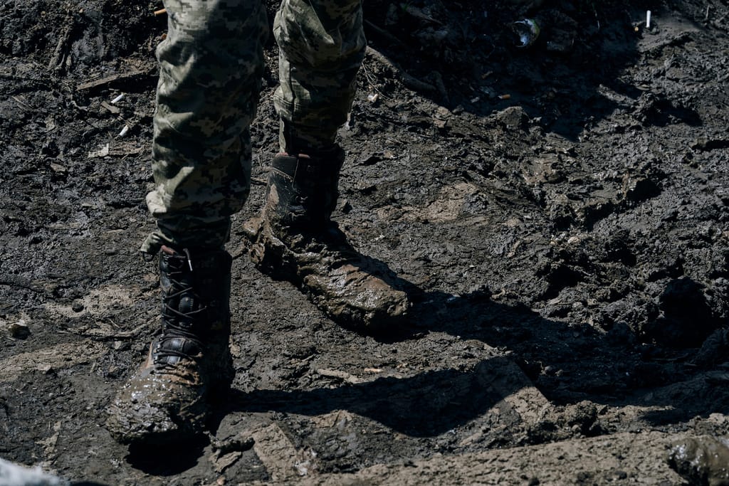 在阿夫迪夫卡，俄軍遭受了天氣惡劣和雷區雙重困擾，導致其重型裝備陷入泥濘，無法自如行動。 圖 : 達志影像/美聯社