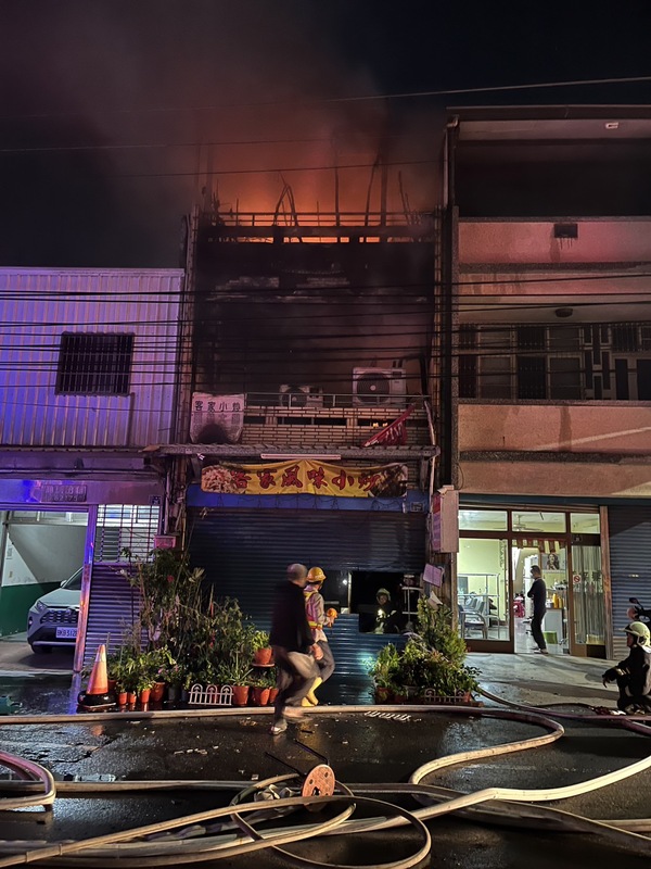 苗栗縣頭份市住宅區內越南小吃店28日凌晨發生大火造成5人死亡。 圖：消防局提供
