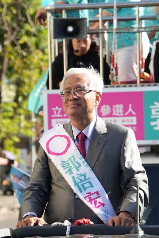 郭倍宏同時表示，他是唯一一位還在談台灣意識、台灣主權的傻蛋，民進黨這次大選根本沒談。