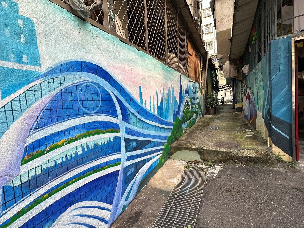板橋區溪頭里位於新北江翠重劃區內，區域內捷運站、商辦大樓林立，彩繪主題以「未來城市」發想。 圖：新北市政府水利局／提供