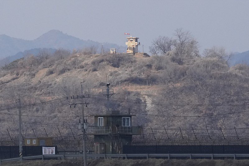 中國政府 10 月中強制遣返了上百位脫北者，南北韓邊境戒備深嚴，多數脫北者會嘗試跨越中國-北韓邊境，並在抵達中國後搭機到南韓。圖為南北韓邊境地帶。 翻攝自X帳號「@sentdefender」