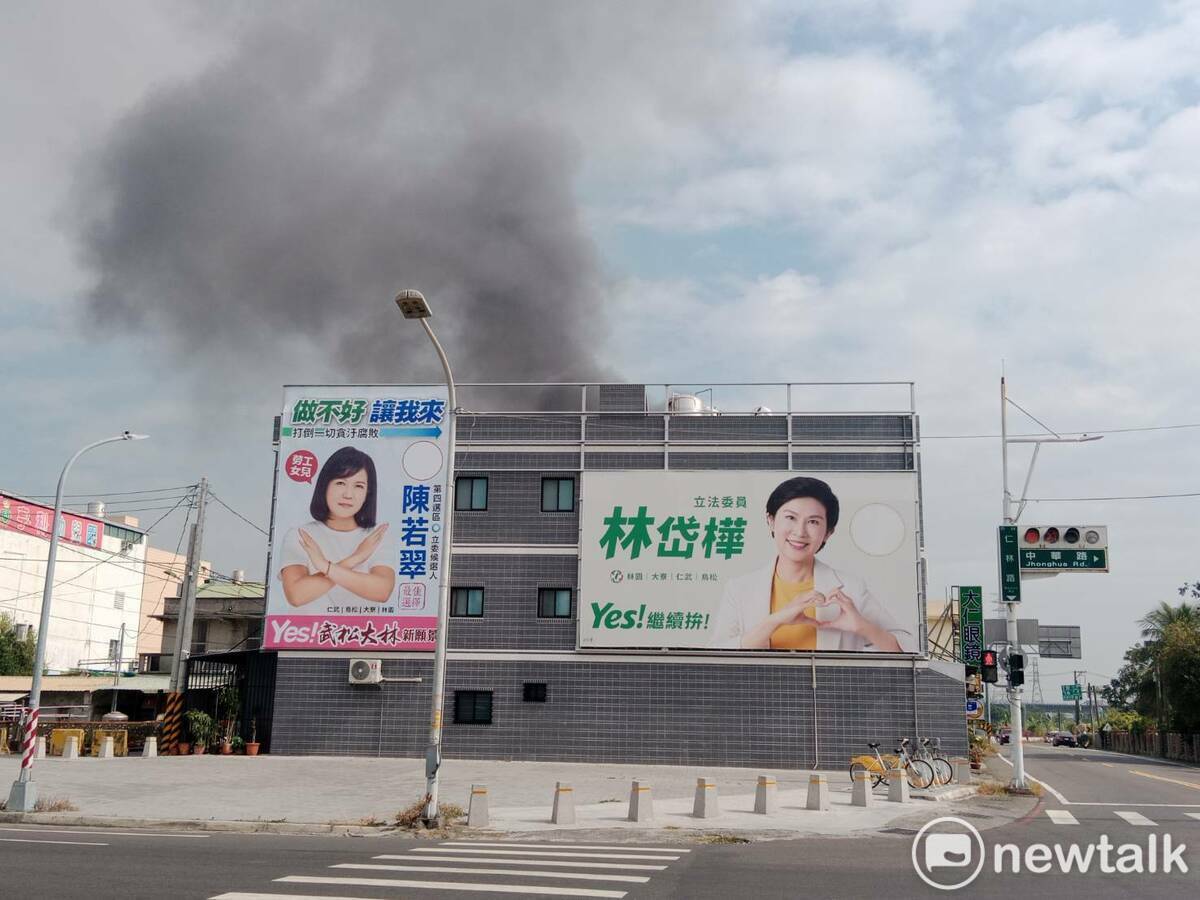 林岱樺和陳若翠看板後方冒出濃煙。 圖：孫家銘攝