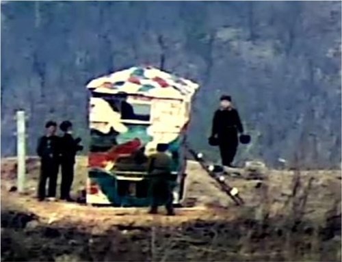 南韓軍方公佈了 4 張透過檢視攝像機和熱成像設備拍攝的照片，從照片中可見北韓軍人在破壞哨所舊址上所設的臨時監視所，以及在哨所附近警戒陣地部署無後座力強制和夜間正在警戒執勤的北韓軍人。 翻攝自X帳號「@Global_Mil_Info」