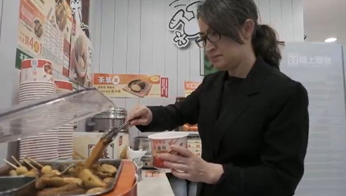 蕭美琴逛便利商店選購滷味當午餐。 圖：賴清德辦公室提供
