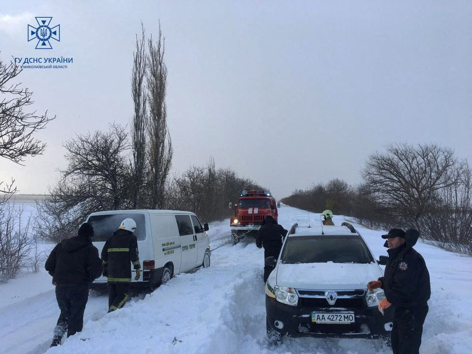在烏克蘭尼古拉耶夫地區暴風雪期間，緊急救援人員和警察釋放了被困在雪中的汽車 圖：達志影像 / 路透社