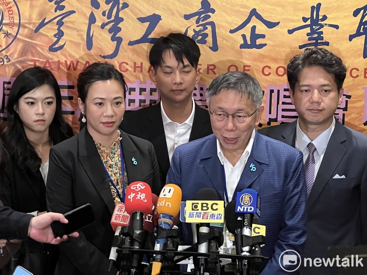 民眾黨總統候選人柯文哲（前排右）、副總統候選人吳欣盈（前排左）。 圖：周煊惠 / 攝