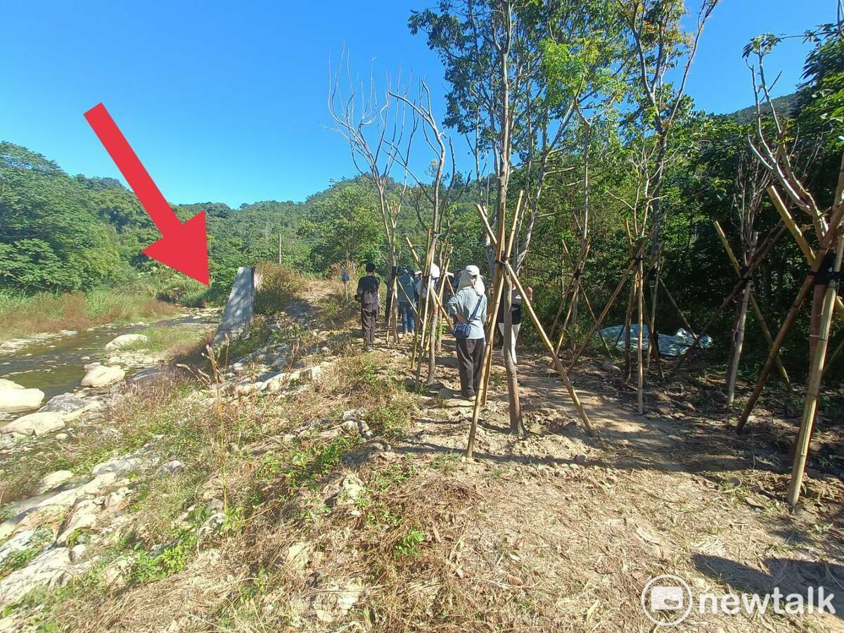 箭頭所指之處即是被拆除的護岸，遇大雨時溪水可自然從緩坡溢流。 唐復年/攝