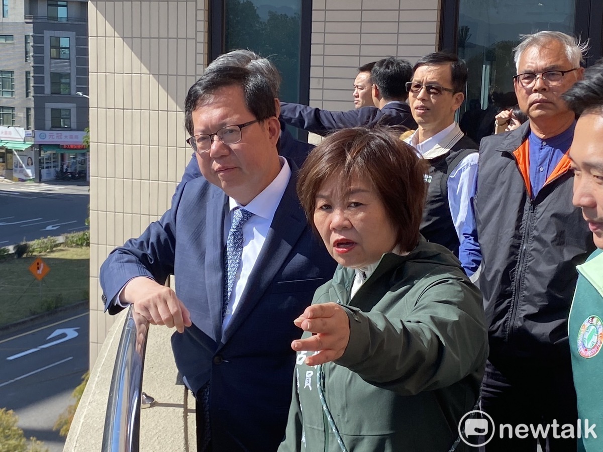 鄭文燦視察八德區豐德路周邊，該處未來將延伸作為新增八德交流道的聯絡道。 圖：林昀真/攝
