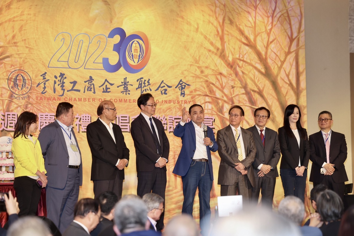 吳欣盈舅舅、聯合會理事長許顯榮（右四）登台替侯友宜喊凍蒜。 圖：翻攝侯友宜臉書
