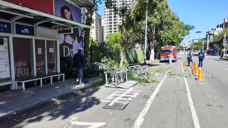 新北市林口區某建案工地28日中午發生塔吊倒塌及吊臂掉落的意外，鐵架險砸中公車站。 圖：林口區公所提供