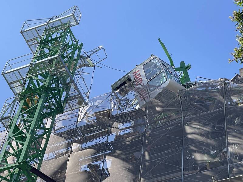 新北市林口區某建案工地28日中午發生塔吊倒塌及吊臂掉落的意外，鐵架險砸中公車站。 圖：林口區公所提供