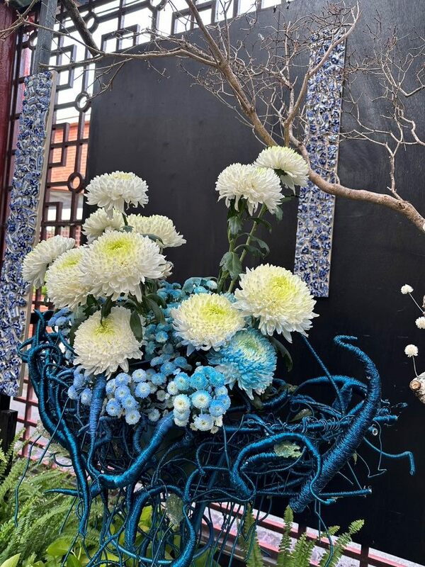 以青花瓷碎表現馬賽克鑲，呈現菊花古典優雅。 圖：翻攝自公園路燈工程管理處官網