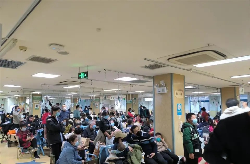 中國近期盛行肺炎，各地醫院都充滿了看病的人潮，讓基層醫療系統背負龐大壓力。 圖：翻攝自極目新聞