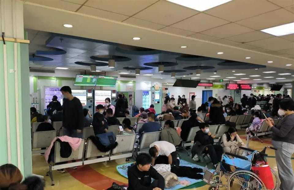 睡在門診大廳的家長和患兒。 圖：翻攝自極目新聞