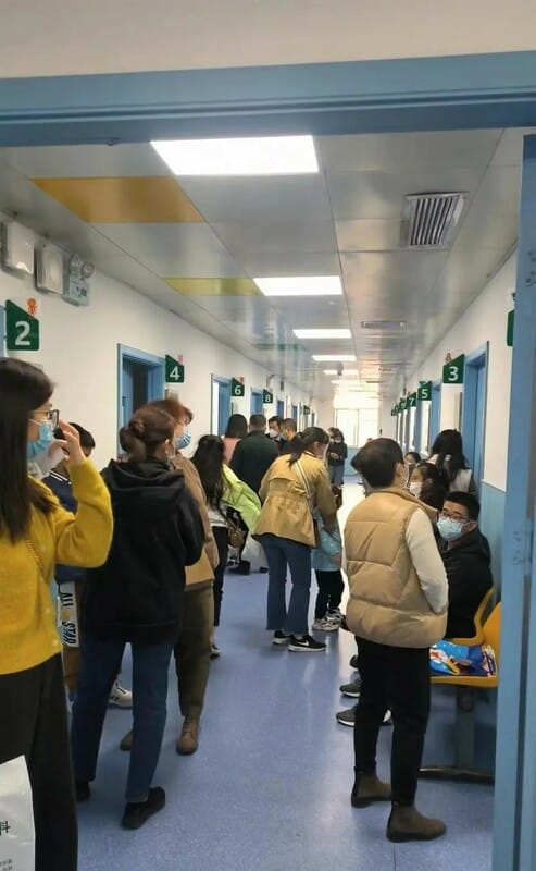 專家門診門口站滿了家長。 圖：翻攝自極目新聞