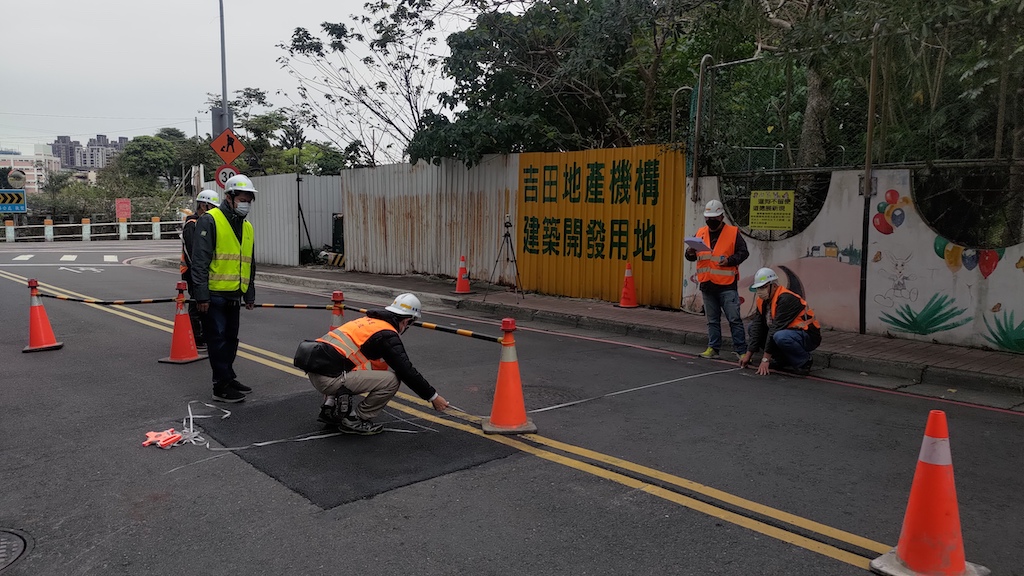 以往尋找埋沒或迷失的人孔蓋都需人力來回測量。 圖：新北市政府水利局／提供