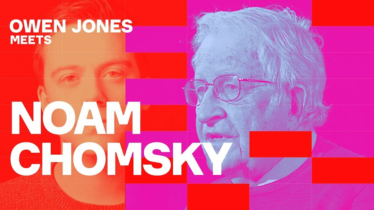 左派思想領袖杭士基（Noam Chomsky，亦譯：喬姆斯基）在與英國左派記者瓊斯（Owen Jones） 的對談中直接表示「美國完全沒有把俄羅斯對安全的考量放在心裡面」在描述蒲亭（另譯：普丁）對西方國家進行恐嚇並要求把北約放棄新加入的成員國。 圖／YouTube截圖