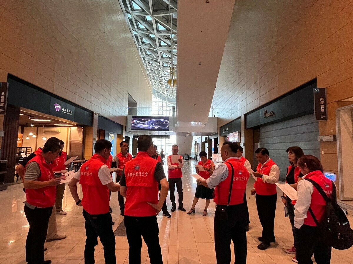 高雄市旅行公會幹部為冬季國際旅展進行最後準備。 圖：高雄市旅行公會/提供