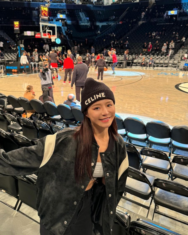 元元（吳婕安）近日與好友陳敬宣一起飛往美國旅遊，首次體驗到NBA球場看比賽。 圖：翻攝自IG＠1105ya