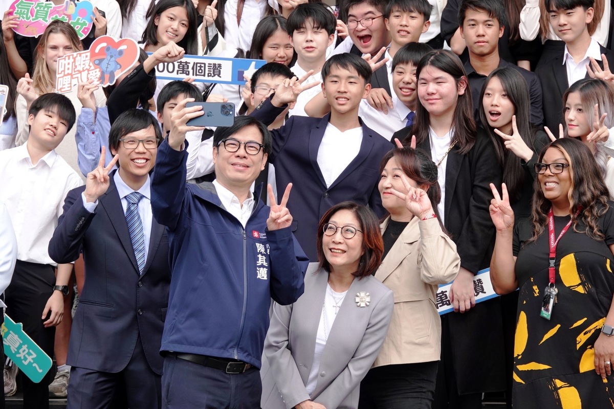 高雄美國學校師生與陳其邁玩自拍。 圖:高雄市議會/提供