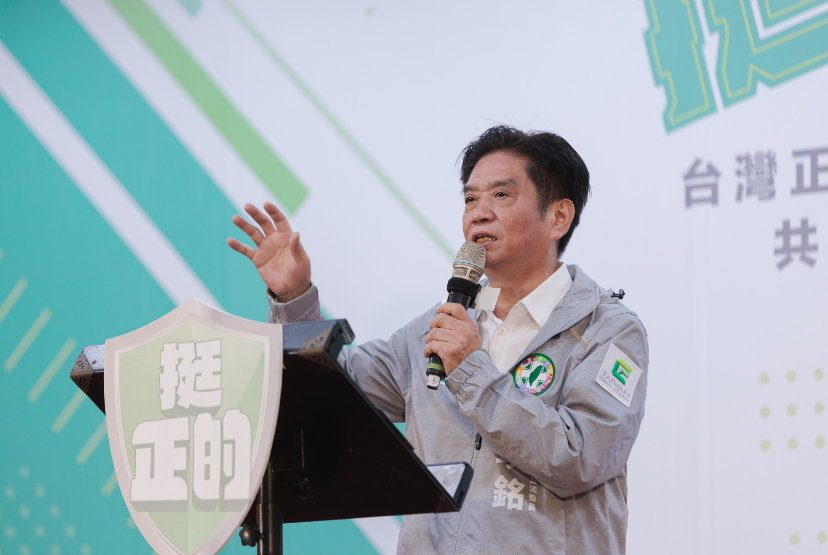 吳琪銘偕同陳俊宇提出產經政見。 圖：正常國家文化基金會政策中心提供