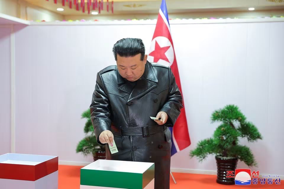 近期在北韓的選舉中，有選民對執政黨候選人投出反對票。圖為北韓領導人金正恩投票。 圖：翻攝自朝中社