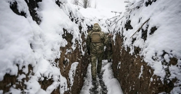 烏克蘭前線大雪，士兵在壕溝中前進。 圖 : 翻攝自海陸空武器裝備