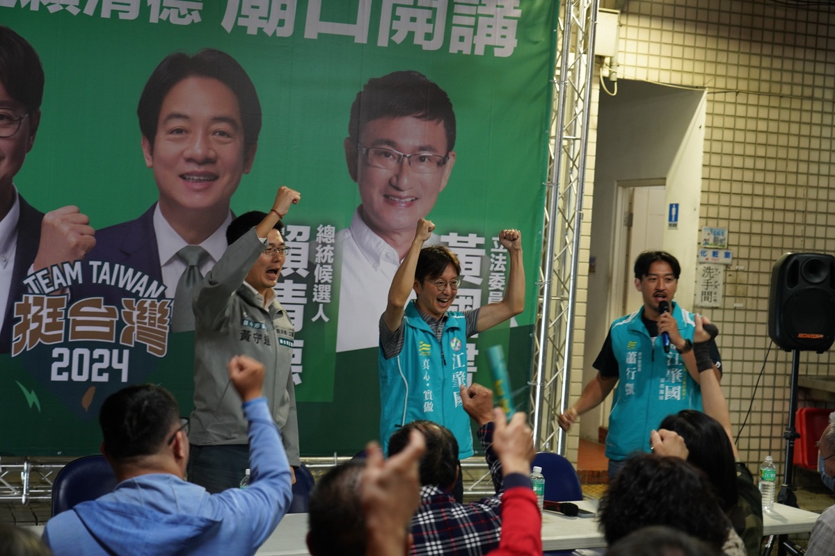 台中市議員黃守達（左起）為江肇國舉辦廟口開講，破除不合傳言，昇平里長蕭行凱也來助陣。 圖：江肇國競總/提供