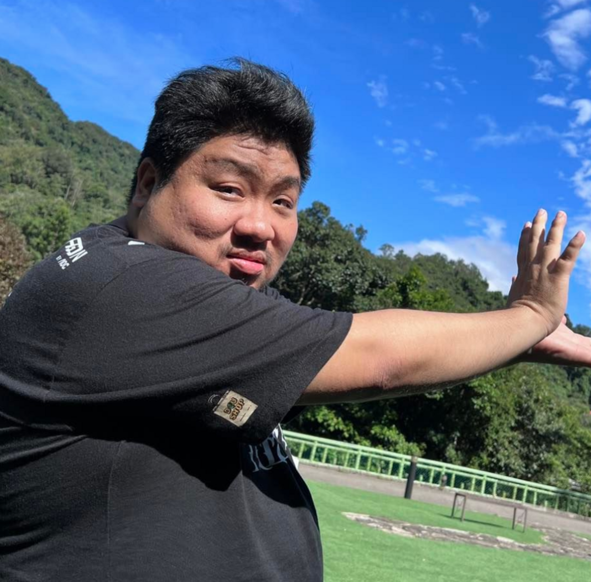 統神日前遭爆料出席活動時，從中午12點開始吃東西，一路吃到下午3點，狂吃3小時。 圖：翻攝自亞洲統神IG