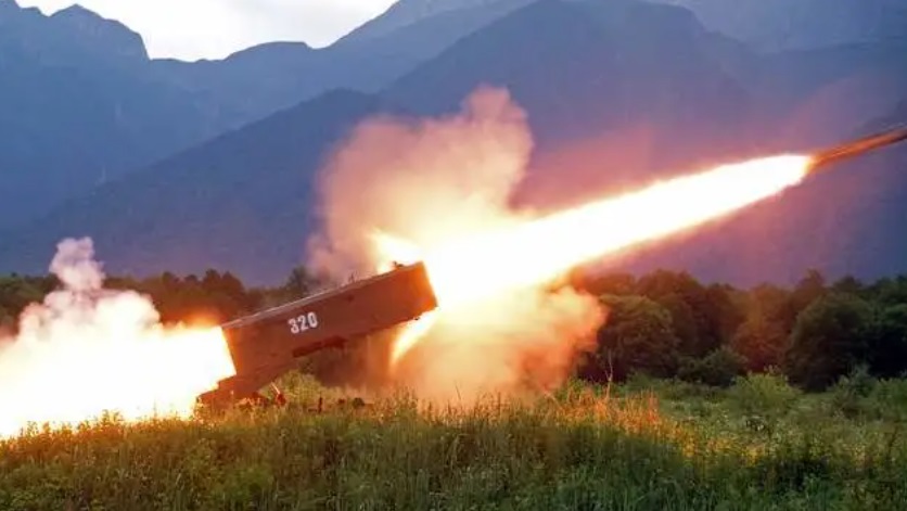 烏軍猛烈轟擊托克馬克。 圖：翻攝自鐵血戰史