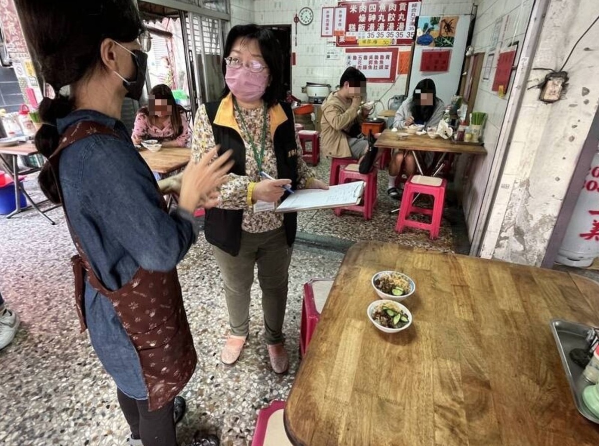 有民眾反映台南米糕小小一碗就要價70元，認為價格太貴，台南市政府派消保官實地查訪民眾提到的米糕店。 圖：台南市政府／提供