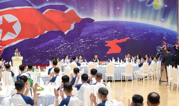 金正恩為萬里鏡-1號發射成功大擺慶功宴。 圖 : 翻攝自朝中社