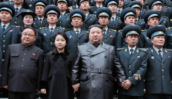金珠愛 (又譯金主愛) (左二)多次陪同父親金正恩(中)出席重要軍事場合，未來北韓接班人意味濃厚。 圖 : 翻攝自朝中社