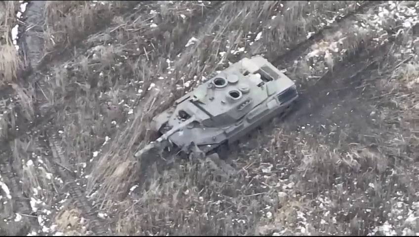 在庫皮揚斯克戰場上，1 輛德制豹-1A5 型主戰坦克，遭俄軍砲火打擊後，被烏軍遺棄在戰場上。 圖：翻攝自 German Aid to Ukraine X（前推特）帳號