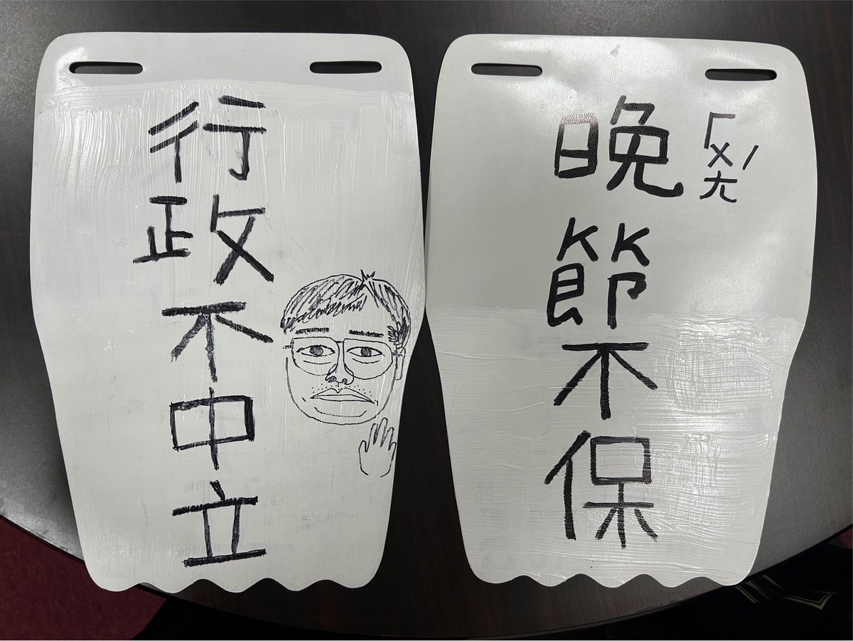 陳美雅要將創意擋泥板送給陳其邁。 圖：陳美雅競總/提供