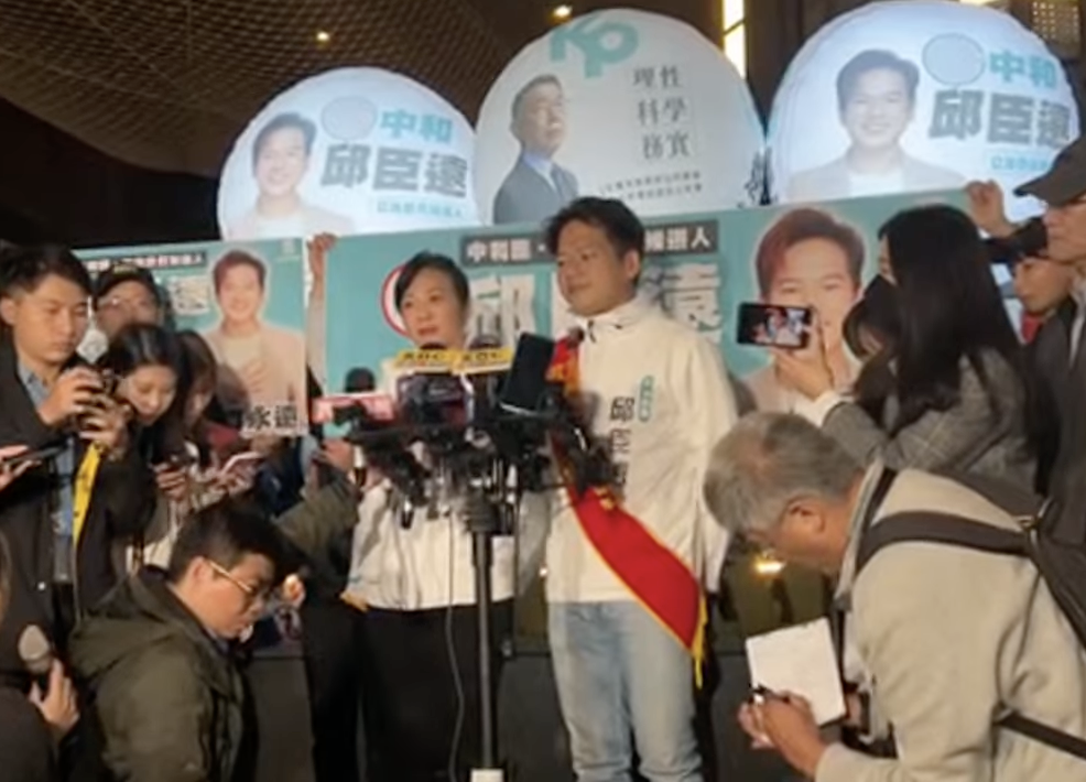 民眾黨副總統候選人吳欣盈今陪同黨籍立委候選人邱臣遠逛夜市。 圖：翻攝直播畫面