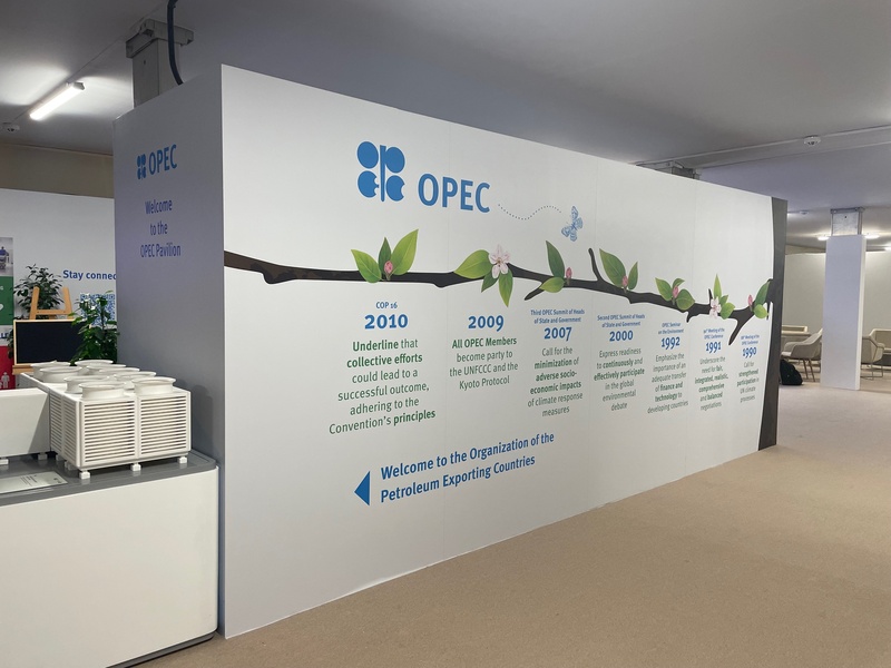 來自全球近200個國家、約7萬人參與的史上最大國際氣候會議COP28今天開幕，會場有「石油輸出國組織」的攤位。 圖：中央社提供