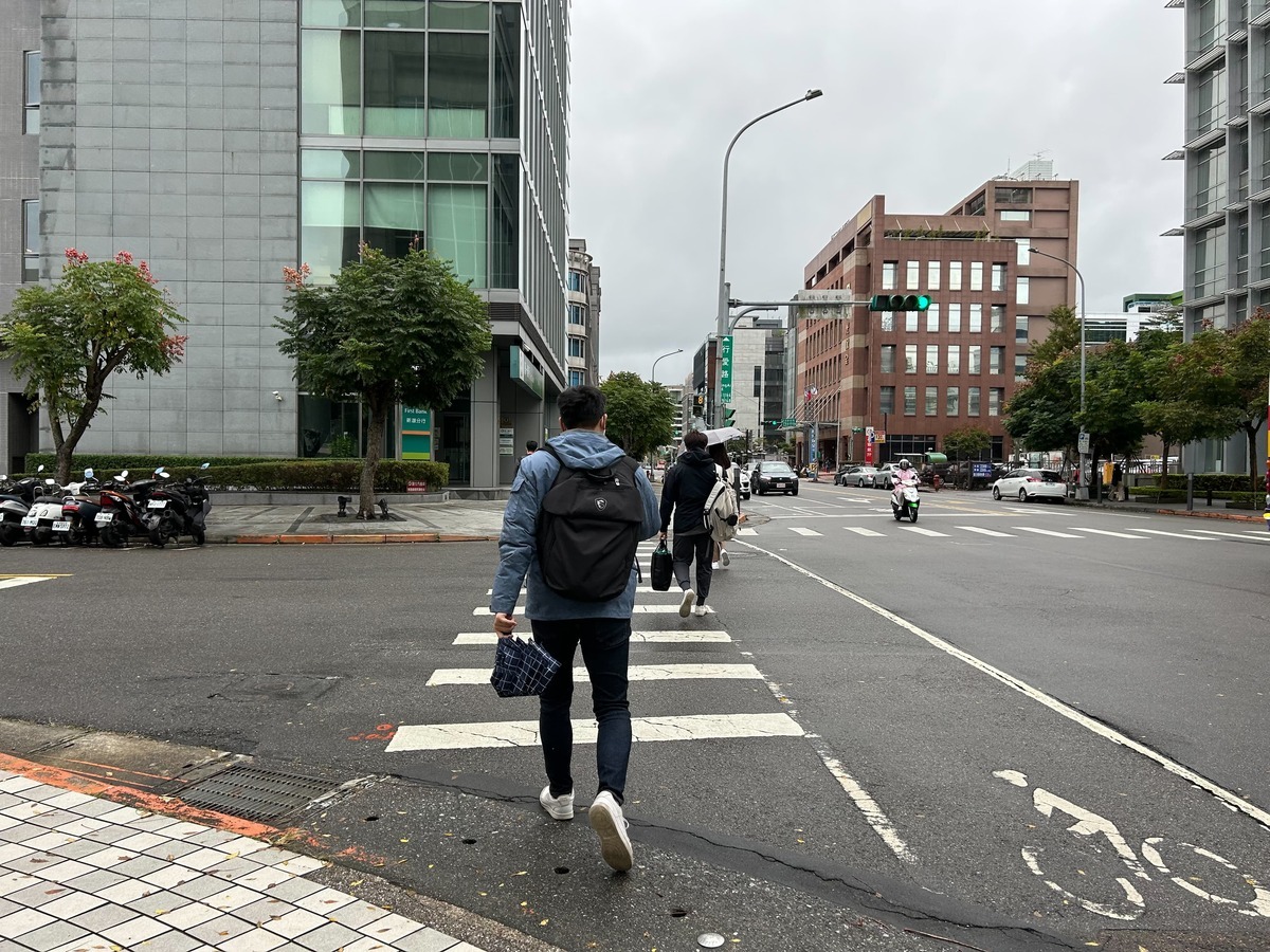 今(1)日受到東北季風影響及水氣偏多，北部及東北部天氣較涼，其他地區早晚亦涼。 圖：林岑韋／攝