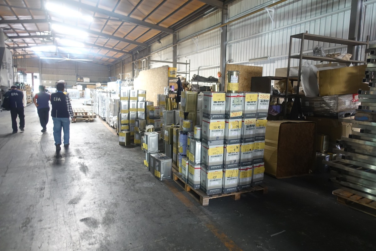 清點廠內烤漆用塗料用量 。 圖：環境部環境管理署／提供