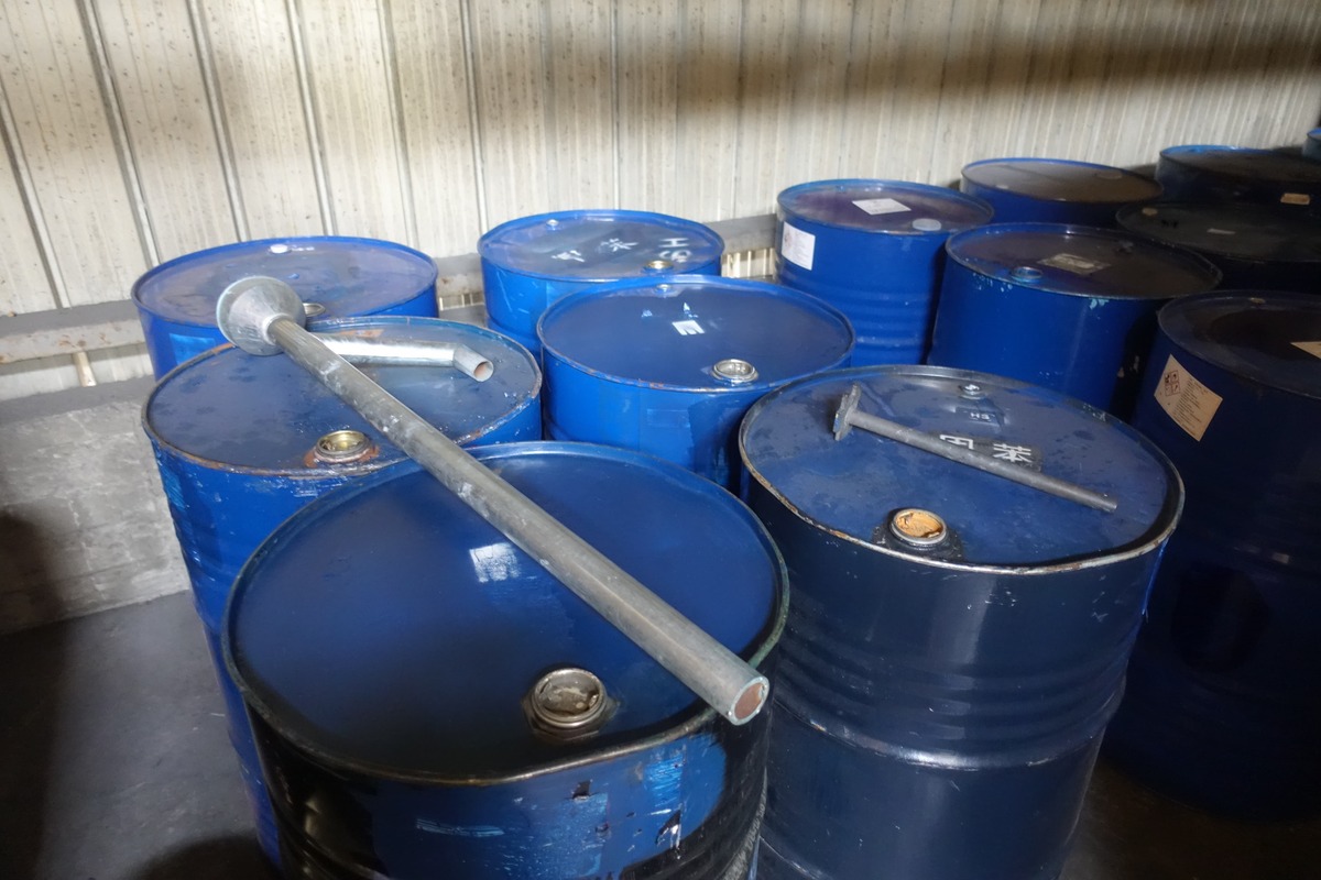 廠內堆放大量烤漆調合使用有機溶劑。 圖：環境部環境管理署／提供