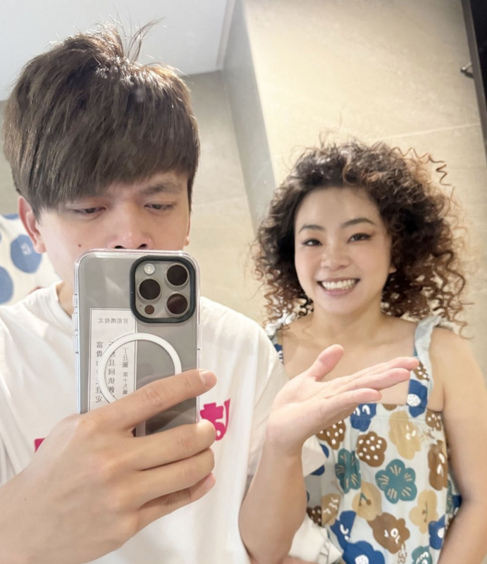 二伯為了進行拍攝工作，特地花了兩小時做妝髮。然而蔡阿嘎看了完全不能理解，傻眼直呼「蛤？這個妝髮花了兩小時？」。 圖：翻攝自蔡阿嘎IG